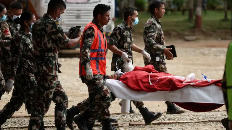 9 ditë pas përmbytjeve masive në Nepal, 2 persona nxirren të gjallë nga tuneli i hidrocentraleve