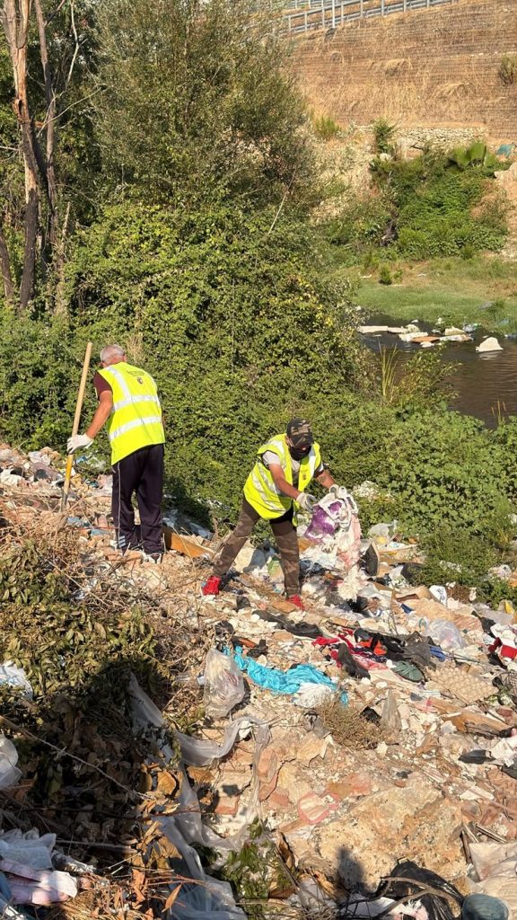 Pastrohet një tjetër vatër mbetjesh në Lumin e Tiranës, Bashkia ndërhyn pranë Urës së Paskuqanit