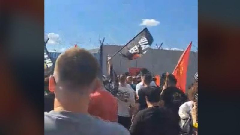 Tension pas verdiktit të Hagës, protestuesit thyejnë xhamat e bazës së EULEX-it, bllokohet rruga Prishtinë–Fushë Kosovë