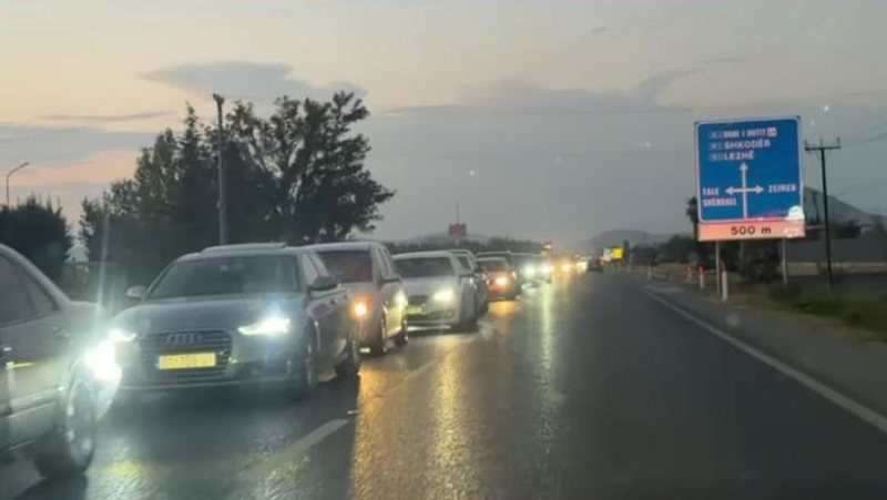 Trafik i rënduar në aksin Lezhë-Milot, radhë të gjata automjetesh – Qytetarët prej disa orësh të ‘bllokuar’