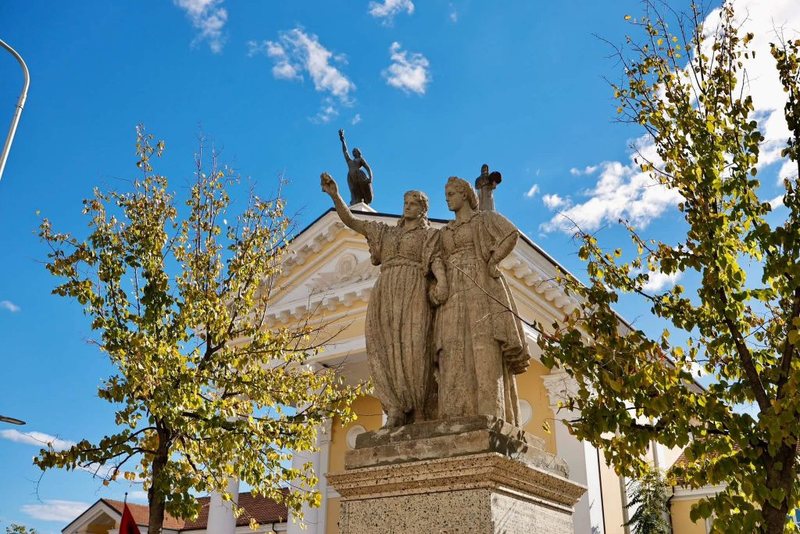 Rikthehen skulpturat monumentale në ish-Kinostudio