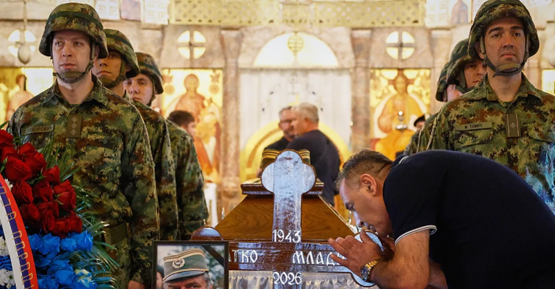 Ratko Mladiq u përcoll me ceremoni shtetërore, BE dënon glorifikimin e kriminelëve të luftës