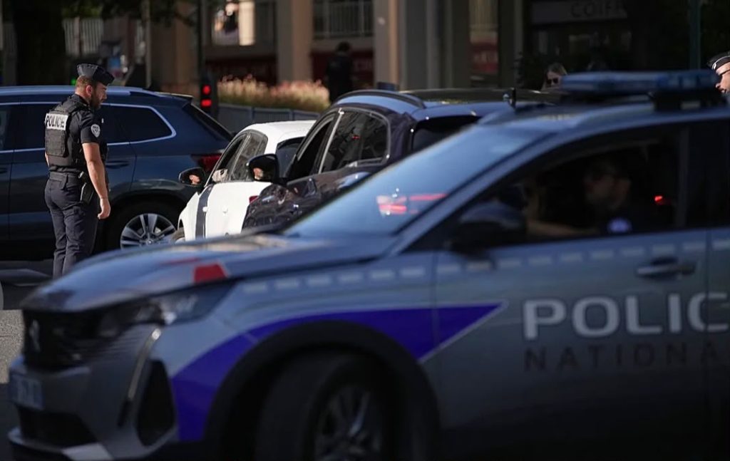 Polici francez nën hetim, videoja tregon momentin kur përplas një 29-vjeçar përtokë