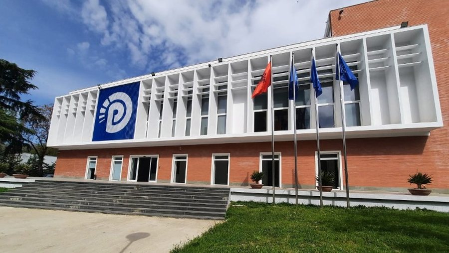 21:31 Një orë para nisjes së sesionit të ri parlamentar, PD do të mbledhë nesër grupin në selinë blu