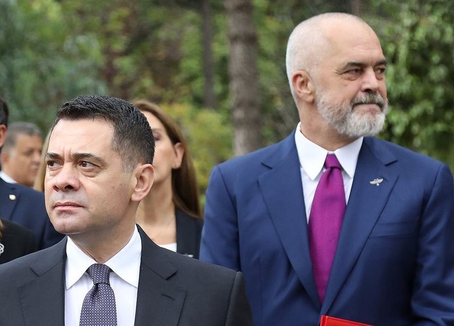 22:00 “Shpirtërisht jam në burg prej 38 muajsh”, Arben Ahmetaj vjen me emra nga arratia, kush është ish-ministri që e fajëson për herë të parë për vuajtjet e familjes së tij