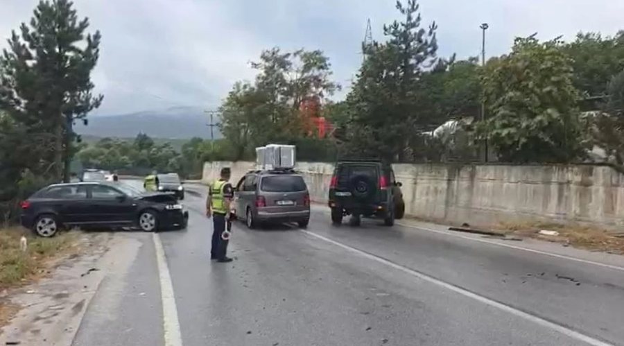 17:47 Aksident i rëndë te Rruga e Arbrit, dy automjete përplasen me njëri-tjetrin, përfundojnë në spital dy persona