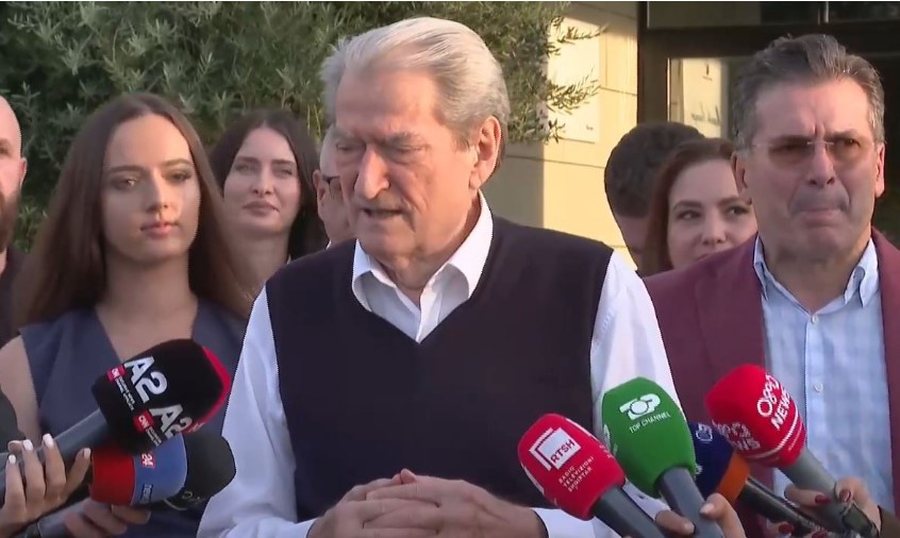 19:06 “Udhëtimi më ripërtëritës i jetës sime”, Berisha rikthehet nga përtej oqeanit, pritet me brohoritje