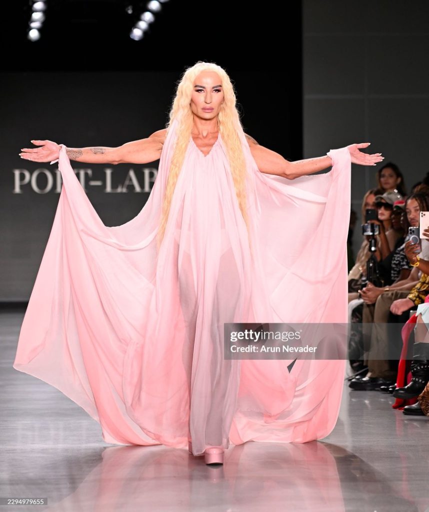 “E duam lumturinë” tingëllon në New York: Elton Ilirjani nderon Parashqevi Simakun në runway