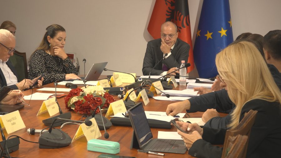 Politika bëhet bashkë, PS e PD “dënojnë” Hagën: Morën vendim të turpshëm