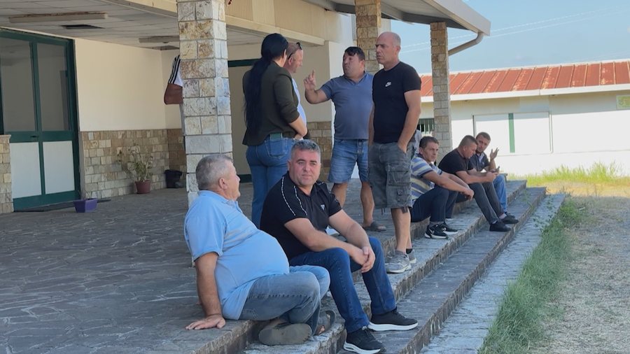 Sfidë me transportin në Lezhë! 45 nxënës e mësues detyrohen të udhëtojnë në një mikorbus me 20 vende
