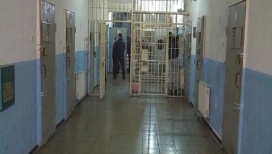 Ishte dënuar për vrasjen e bashkëshortes, 49-vjeçari i jep fund jetës në burgun e Reçit