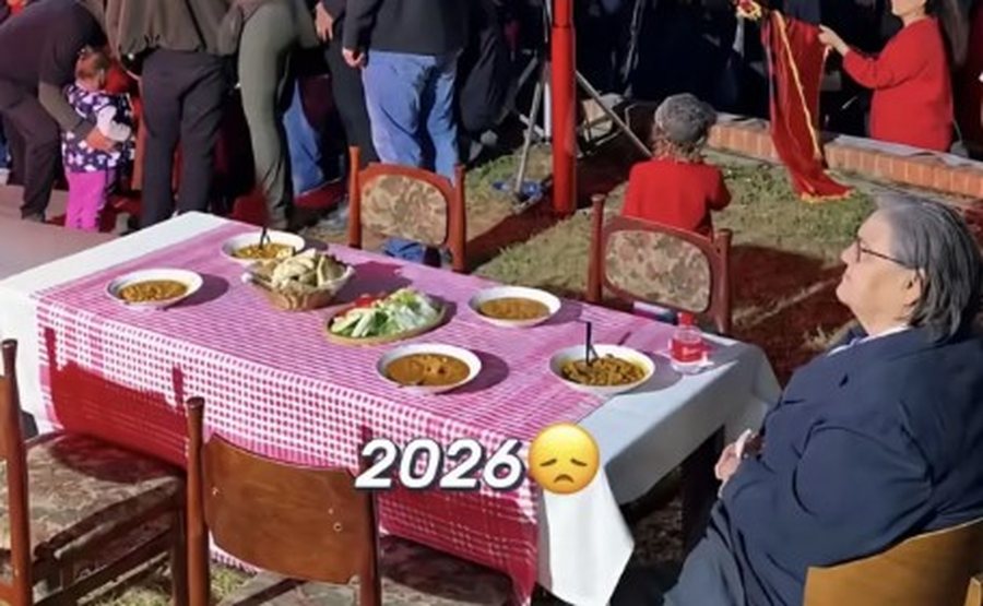 Emocionuese nga Gjakova, nënë Ferdonija i bashkohet protestës për ish-krerët e UÇK-së, shtron tavolinën për pesë familjarët që nuk u kthyen kurrë