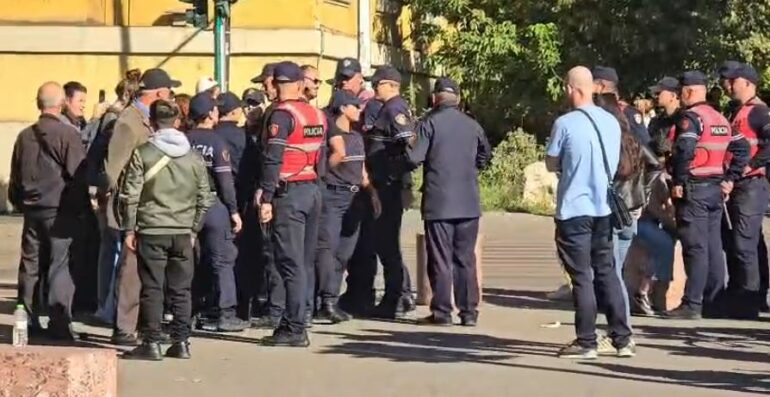 Protesta pranë Kuvendit, shoqërohen dy persona