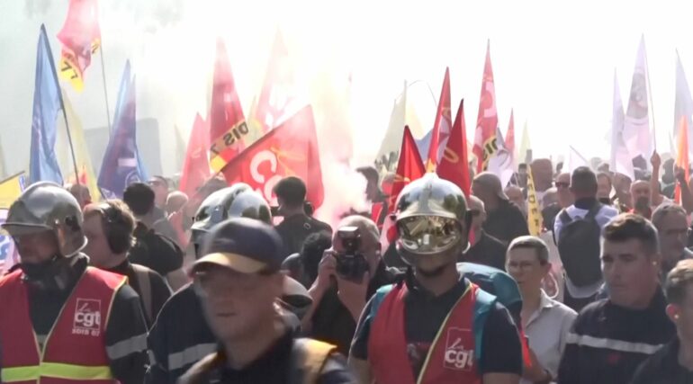 Franca ndizet sërish nga protestat! Nxënësit bllokojnë qindra shkolla, sektori publik në grevë kundër shkurtimeve buxhetore