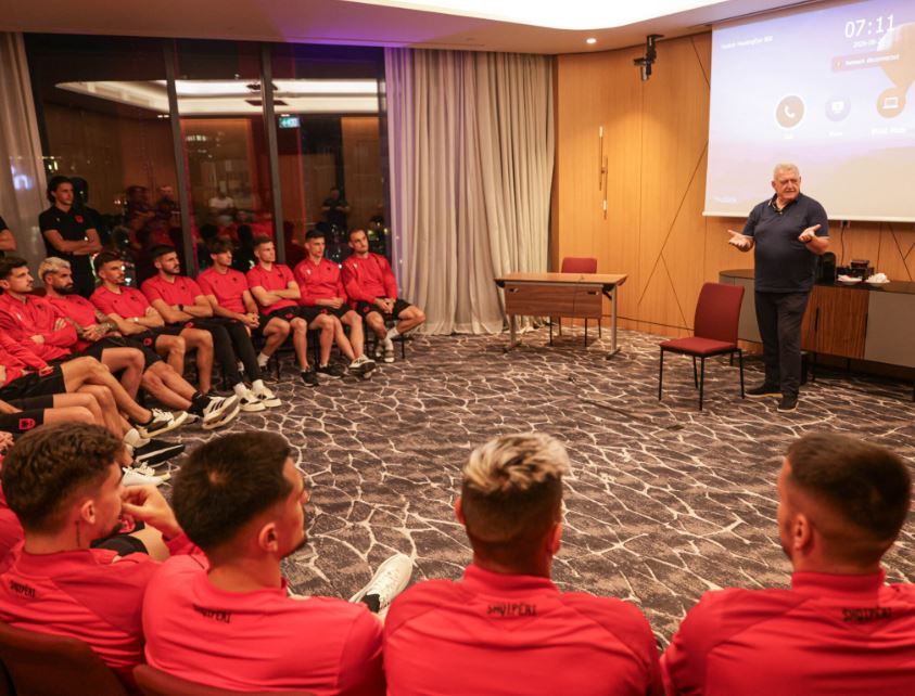 Duka takon futbollistët e Kombëtares: Vendi i parë nuk vjen vetë, duhet impenjim