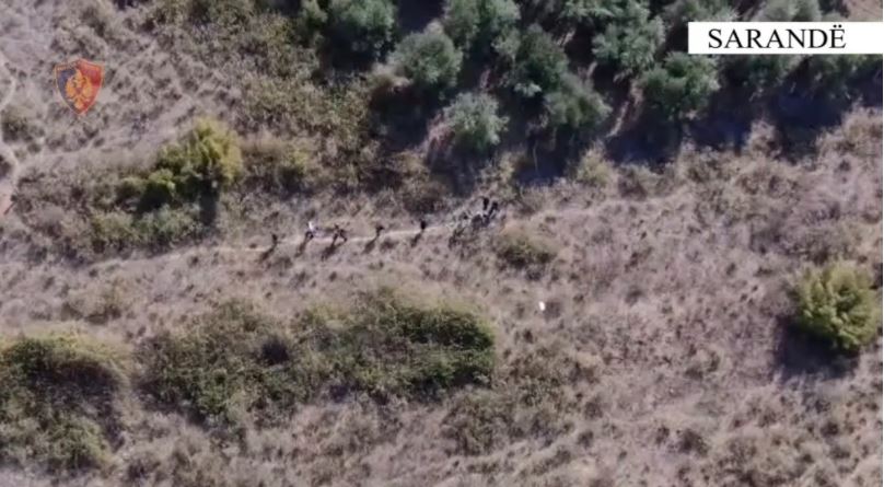 Kapen pranë kufirit me Greqinë me 6 emigrantë në makina, arrestohen 2 persona