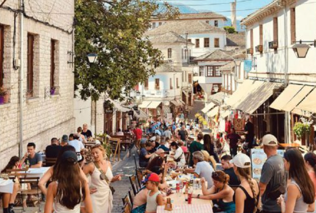11:30 Ndërtimet dhe kaosi “largojnë” turistët nga bregdeti/ Tani preferohen malet, natyra dhe historia