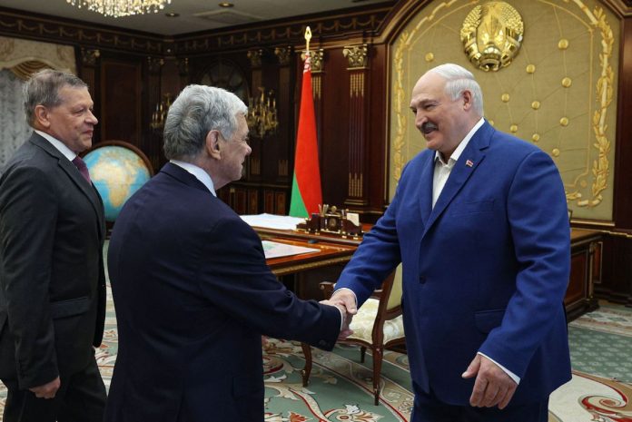 Lukashenko liron 25 të burgosur, ndërsa SHBA-ja lehtëson sanksionet ndaj Bjellorusisë