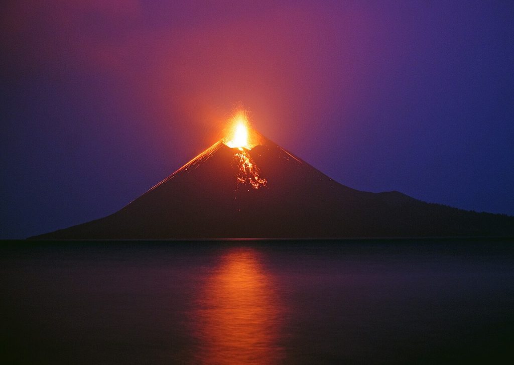 Po mbulonin shpërthimet e vullkanit Anak Krakatau në Indonezi, zhduken 5 gazetarë