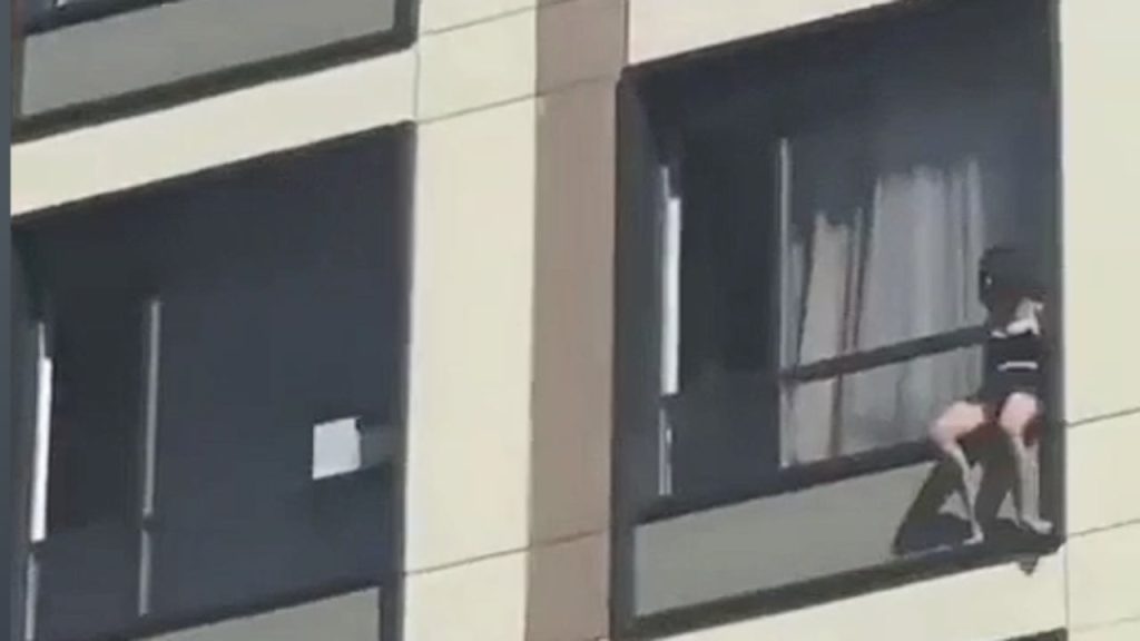 27-vjeçarja hidhet nga kati i 15-të i pallatit, bie sipër karrocës me fëmijë