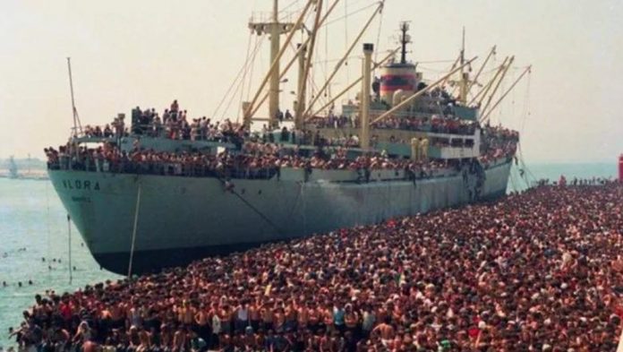 Ndahet nga jeta fotoreporteri italian që dokumentoi mbërritjen e anijes “Vlora” në Bari