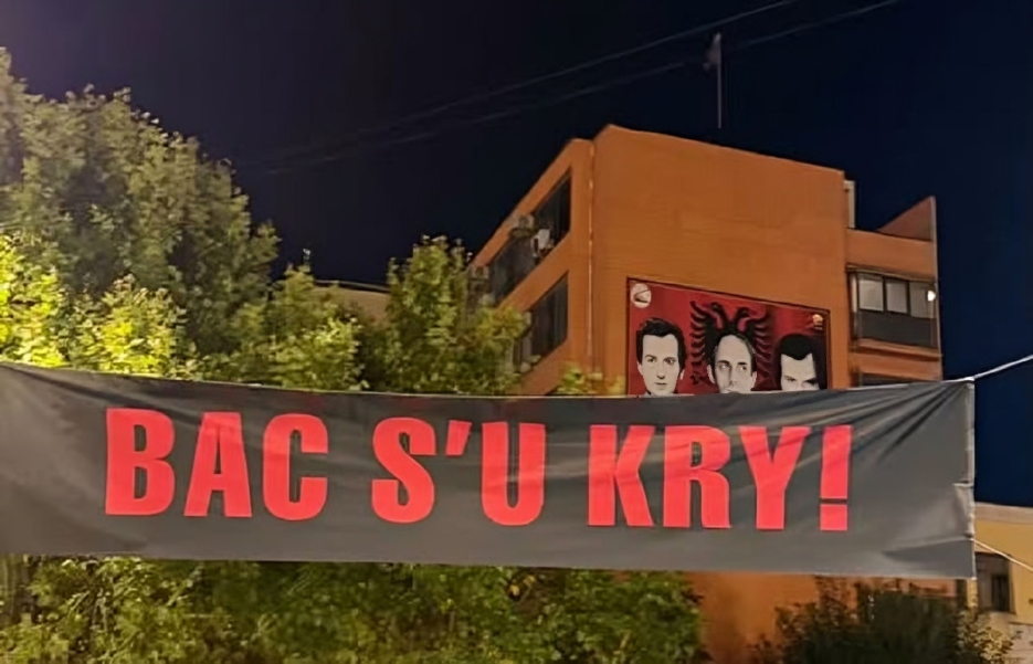 Prishtinë/ Nata e 15-të e protestës kundër vendimi të Hagës, vendoset mbishkrimi “Bac s’u kry”