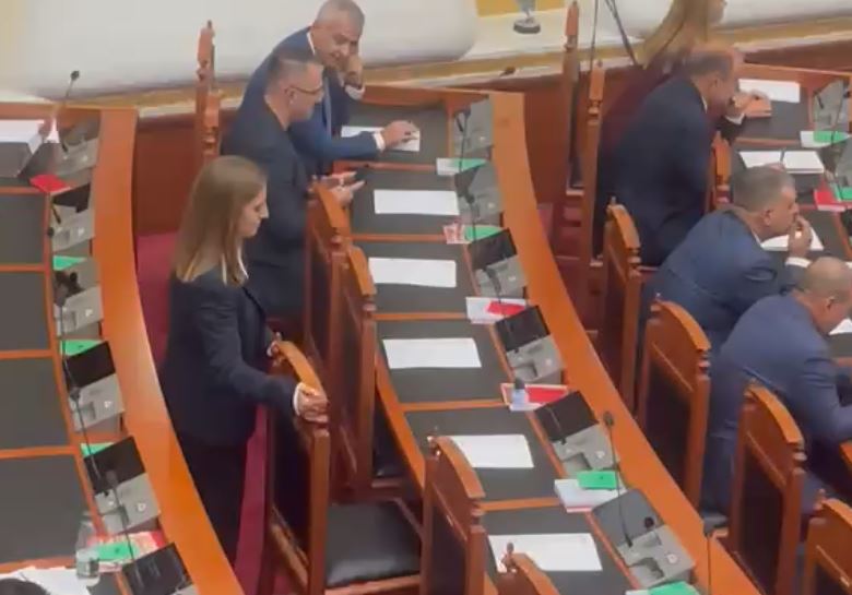 Marjana Koçeku rikthehet në Parlament, ulet në krah të deputetëve të opozitës (VIDEO)
