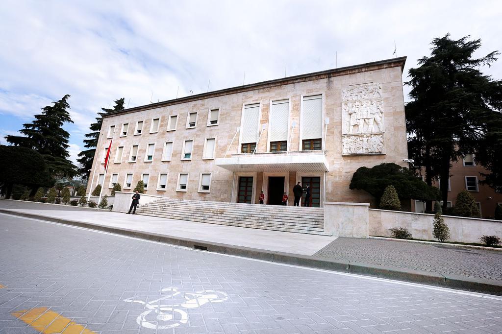 09:42 Pagat e magjistratëve/ Gjykata e Lartë dhe 3 shoqatat e gjyqtarëve e prokurorëve refuzojnë tryezën e Ramës: Çështjen e kemi çuar në Kushtetuese, presim vendimin