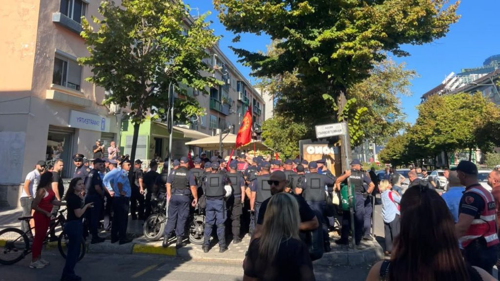 Protesta te “Rruga e Durrësit”, 12 të arrestuar dhe 15 nën hetim! Policia: Cenuan perimetrin e sigurisë në shkolla dhe kundërshtuan efektivët
