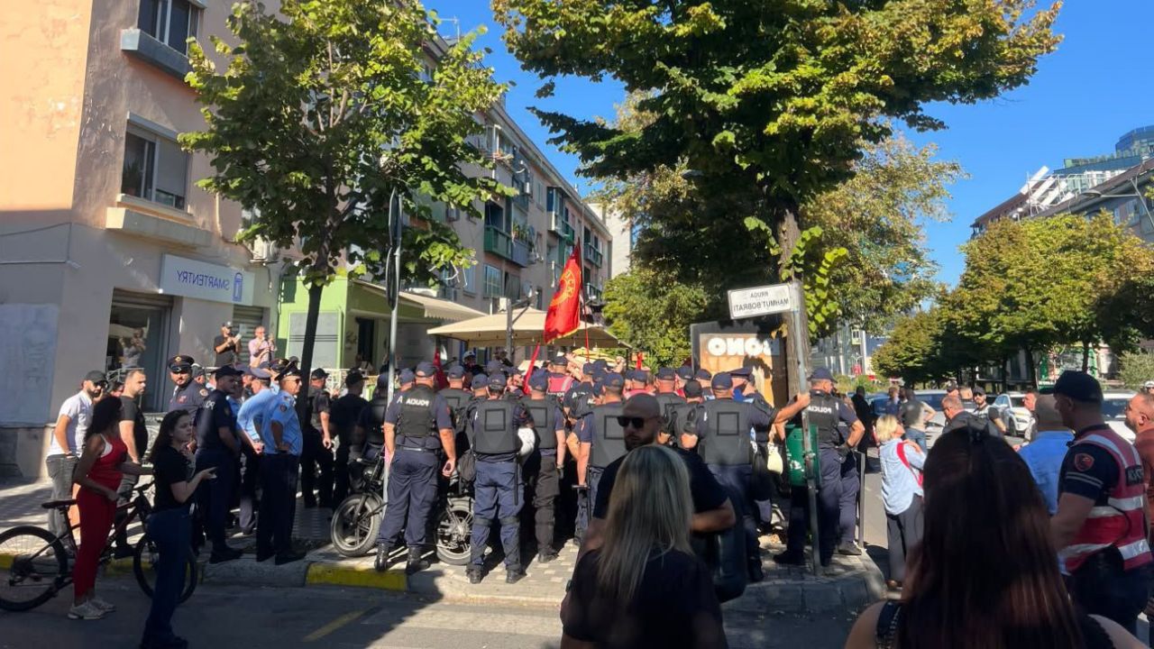 10:50 Protesta te “Rruga e Durrësit”, 12 të arrestuar dhe 15 nën hetim! Policia: Cenuan perimetrin e sigurisë në shkolla dhe kundërshtuan efektivët