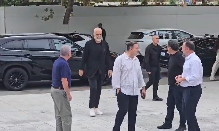 17:13 Takim me qytetarët për Reformën Territorialen, Rama mbërrin në Vlorë (VIDEO)