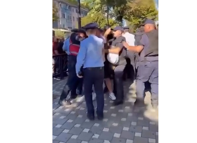 14:35 Polici goditi të shoqëruarin gjatë tubimit të sotëm në Tiranë, Hita pezullon nga detyra efektivin