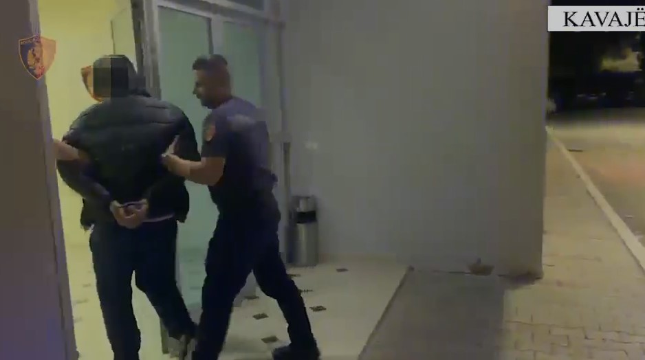 Vodhën 6 makina në Kavajë, Durrës dhe Tiranë, në pranga 2 autorët! Morën edhe lekët e një karburanti