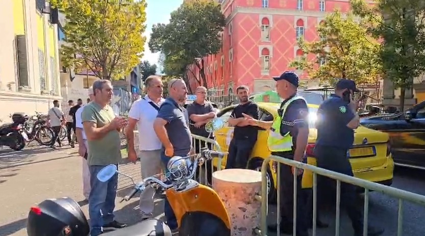Sindikata e Punonjësve të Transportit protestë para Bashkisë në Tiranë, Policia ndërhyn për të liruar rrugën
