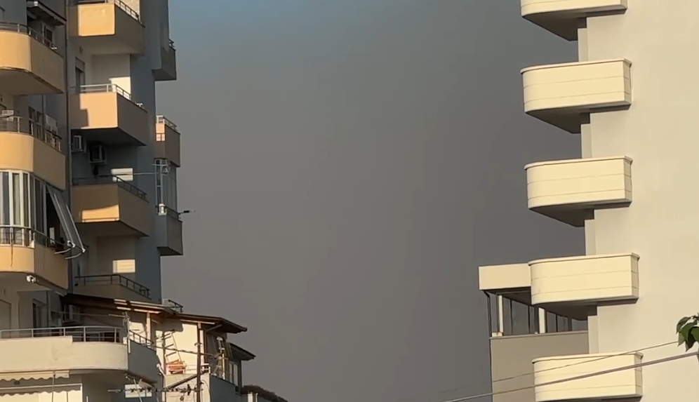 Shtëllungat e tymit nga zjarri në Fier mbërrijnë në Vlorë, nxihet qielli (VIDEO)