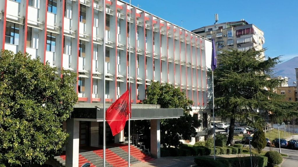 Alarm për bombë! Gjendet një çantë e dyshimtë pranë Ministrisë së Jashtme, ekspertët në vendngjarje
