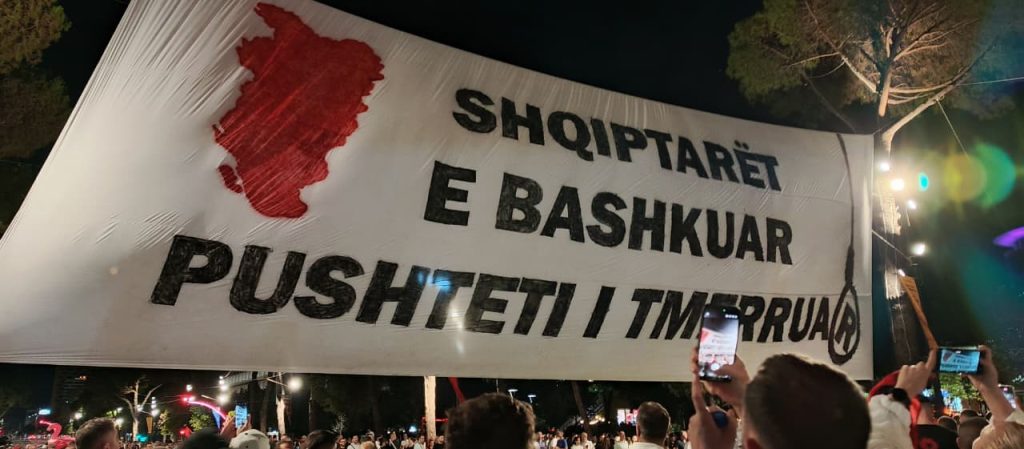 Dita e 105-të e protestës, diaspora dhe qytetarët mblidhen para Kryeministrisë