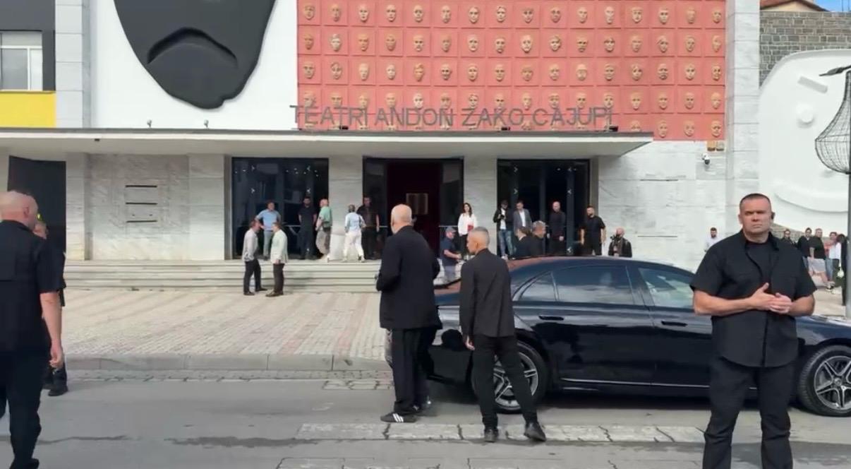 10:15 Rama në Korçë, takim me qytetarët për ndarjen e re territoriale (VIDEO)