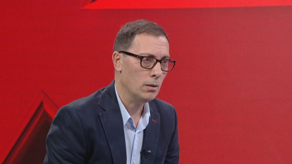 10:30 Adi Krasta: Goditja e radhës na gjeti sërish të papërgatitur, shqiptarët duhet të bashkohen!