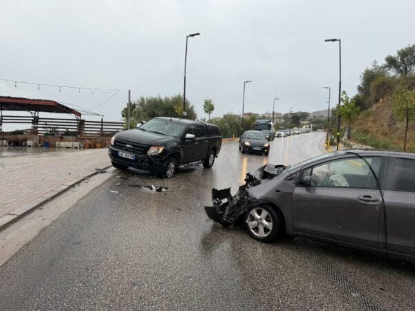 Përplasen dy automjete në Sarandë, një person dërgohet në spital