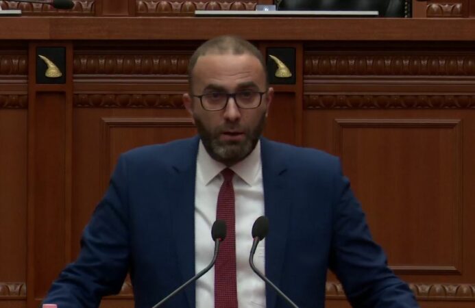 10:55 Përgjimet e Ron Yeffet, Gazment Bardhi: Trafikimi i armëve përmes KAYO-s prek sigurinë kombëtare! SPAK të administrojë materialet
