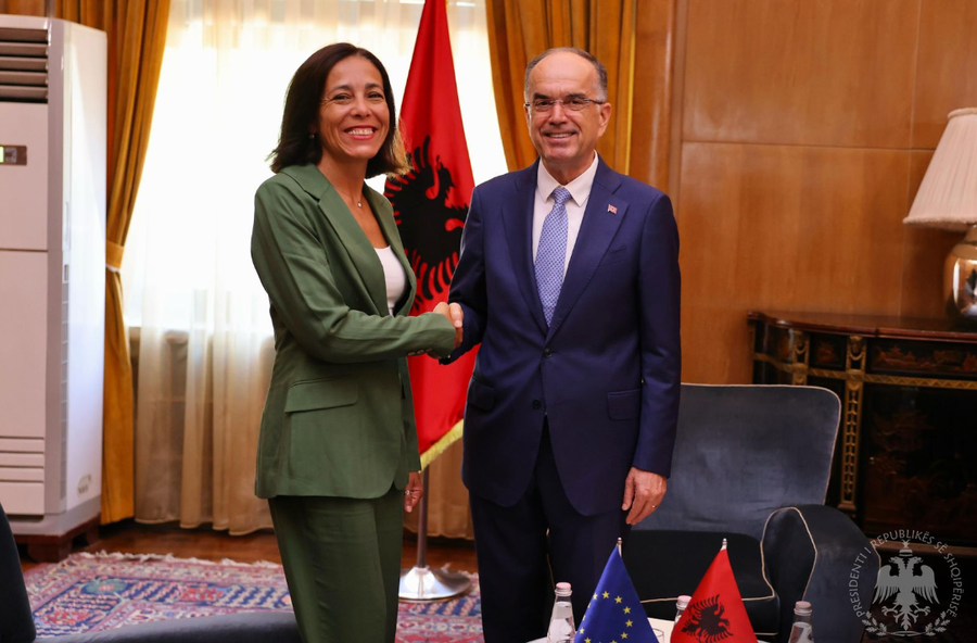 13:53 Presidenti pret ambasadoren e re të BE, besim për integrimin e vendit deri në fund të mandatit të saj