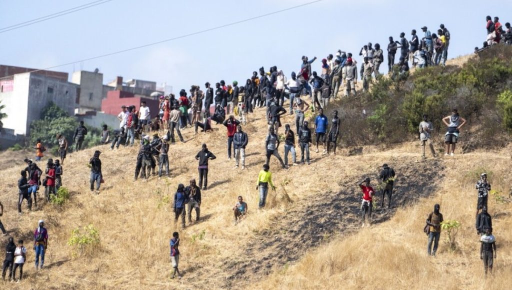 Situatë kaotike dhe e tensionuar në Ceuta, emigrantët marokenë akuzohen për sulme seksuale, mes viktimave edhe fëmijë