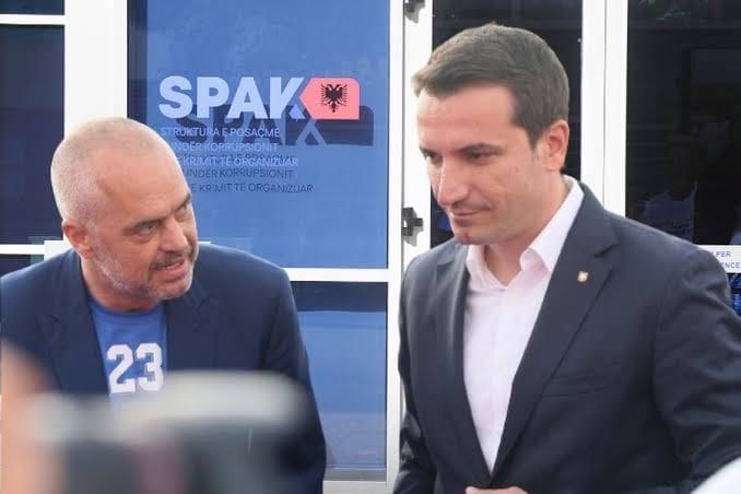 15:56 “Kryetari i pagëzuar rishtaz nga Kushtetuesja nuk mund të lëvizë nga qelia”/ Vendimi për Veliajn, Rama: Rast unikal në historinë e Europës demokratike