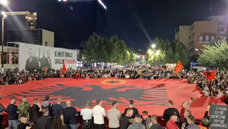 Protestë në Prishtinë, qytetarët valëvisin flamurin gjigand të UÇK-së (VIDEO)