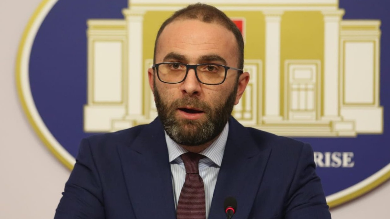 13:25 Bardhi ironizon: U mblodh ‘Këshilli i Sigurisë së Gysit’, drejtohej nga një kukull! Begaj të tregojë kush e urdhëroi të dekretonte Hysenin në krye të SHISH