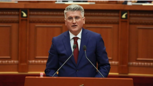 14:10 “Aq shumë i kishte munguar ajo lanete, Babo e priti Mamicën me lule e çokollata”, satira e Gjekmarkajt për seancën e fundit të Parlamentit
