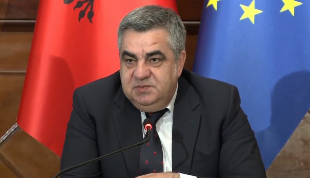 14:56 Gonxhja kandidat për Bashkinë e Tiranës? Ministri: Krenari, por s’është ambicia ime
