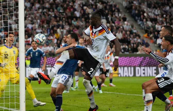 Klopp pëson humbjen e parë në krye të Gjermanisë, Greqia siguroi fitore minimaliste në Augsburg