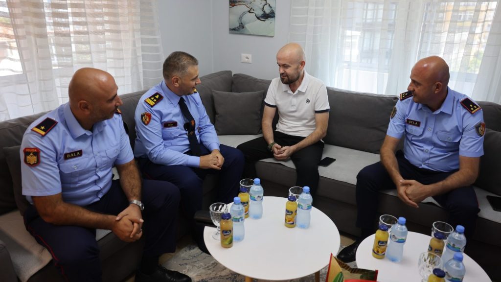 U plagos gjatë operacionit për kapjen e Violand Braçellarit, Hita viziton policin Edison Adri